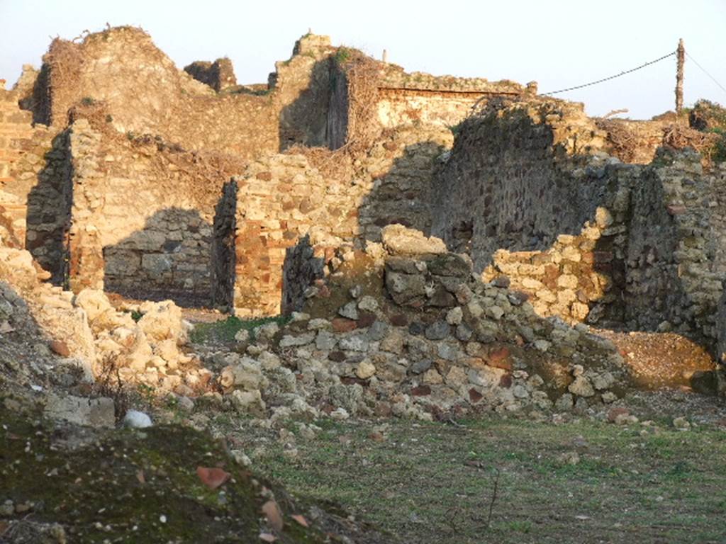 VI.9.14 Pompeii. December 2006. Looking towards south-east corner. Room 25, the entrance corridor can be seen on the north side of room 24.