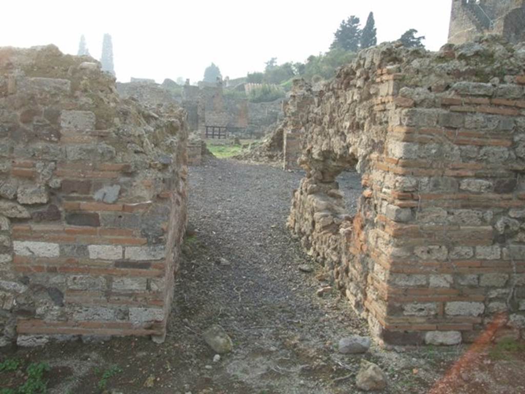 VI.9.14 Pompeii. December 2007. Entrance doorway VI.9.14 and fauces 25, looking west through house to other entrance at VI.9.1.