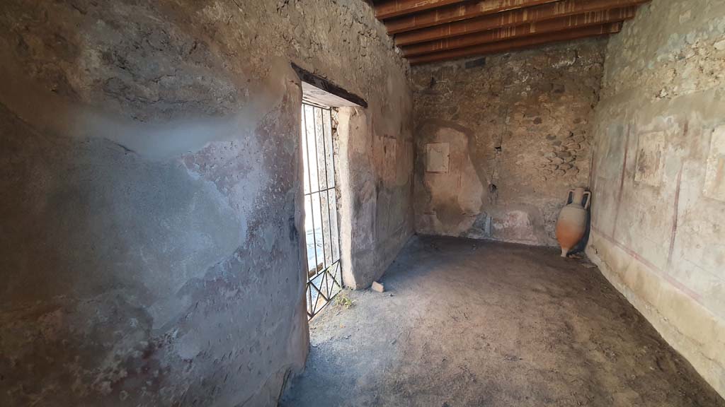 VI.10.1 Pompeii. July 2021. Looking east into rear room from entrance doorway, with doorway at VI.10.19, in centre.
Foto Annette Haug, ERC Grant 681269 DÉCOR.