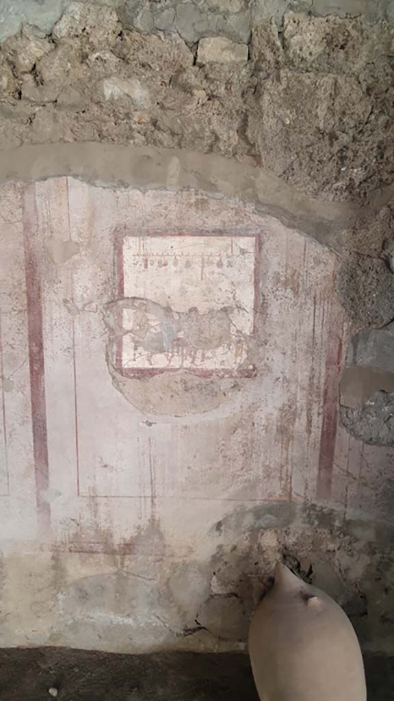VI.10.1/19 Pompeii. July 2021. Fresco on south wall of rear room.
Foto Annette Haug, ERC Grant 681269 DÉCOR.