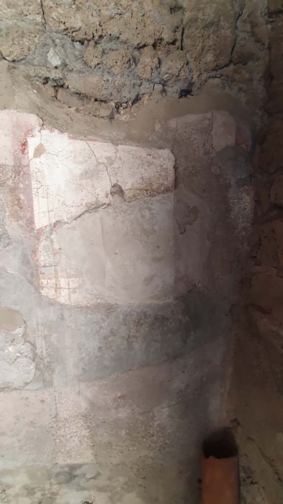 VI.10.1/19 Pompeii. July 2021. 
Detail from fresco at west end of south wall of rear room.
Foto Annette Haug, ERC Grant 681269 DÉCOR.