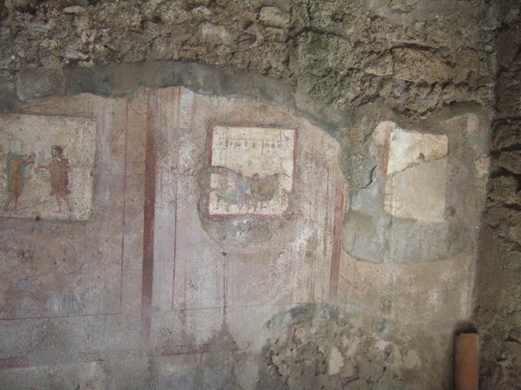VI.10.1 Pompeii. September 2005. Frescoes on south wall of rear room on north side. According to Garcia y Garcia, the 1943 bombing was the cause of the decay and loss to the paintings on the south wall. See Garcia y Garcia, L., 2006. Danni di guerra a Pompei. Rome: L’Erma di Bretschneider. (p.80)