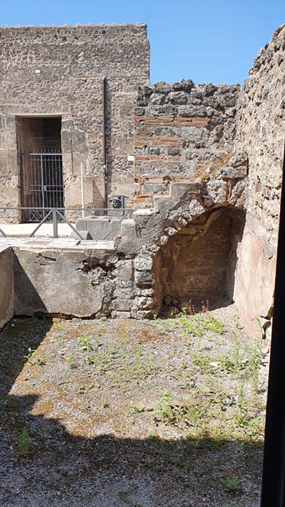 VI.10.1 Pompeii. July 2021. 
Looking west from doorway from rear room across bar-room towards Via di Mercurio.
Foto Annette Haug, ERC Grant 681269 DÉCOR.