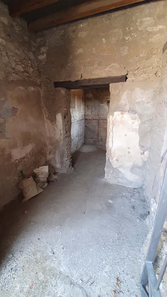 VI.10.1 Pompeii. July 2021. 
Looking east across two rooms on south side of east wall of bar-room.
Foto Annette Haug, ERC Grant 681269 DÉCOR.