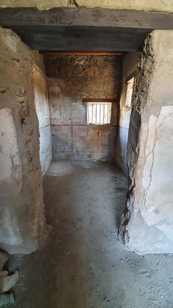 VI.10.1 Pompeii. July 2021. 
Looking towards doorway to rear room in east wall of front room. 
Foto Annette Haug, ERC Grant 681269 DÉCOR.