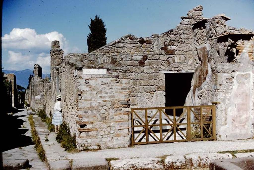 VI.10.1 Pompeii. 1961. Entrance on corner (of Via di Mercurio), with doorway to VI.10.19 along side street (Vicolo di Mercurio). Photo by Stanley A. Jashemski.
Source: The Wilhelmina and Stanley A. Jashemski archive in the University of Maryland Library, Special Collections (See collection page) and made available under the Creative Commons Attribution-Non Commercial License v.4. See Licence and use details.
J61f0326