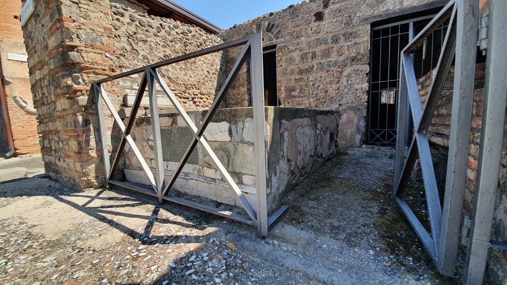 VI.10.1 Pompeii. July 2021. Looking north-east across doorway threshold into bar-room.
Foto Annette Haug, ERC Grant 681269 DÉCOR.