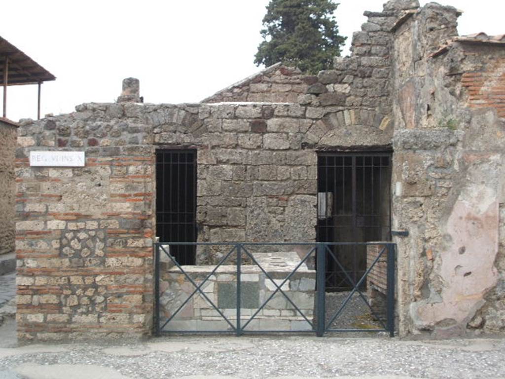 VI.10.1 Pompeii. May 2005. Entrance and marble counter, with doorway on the left to rear bar room with frescoes. The doorway on the right led into the two smaller guest rooms on the south side of the bar.