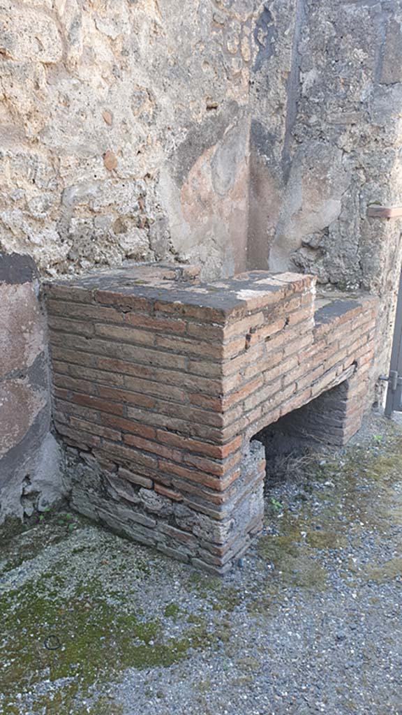 VI.10.1 Pompeii. July 2021. Looking west along south wall with hearth.
Foto Annette Haug, ERC Grant 681269 DÉCOR.