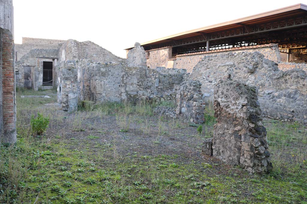 VI.10.2 Pompeii. December 2018. 
Looking north-west from area of triclinium towards area of rooms that were on the left (north) side of the garden area.
Photo courtesy of Aude Durand.