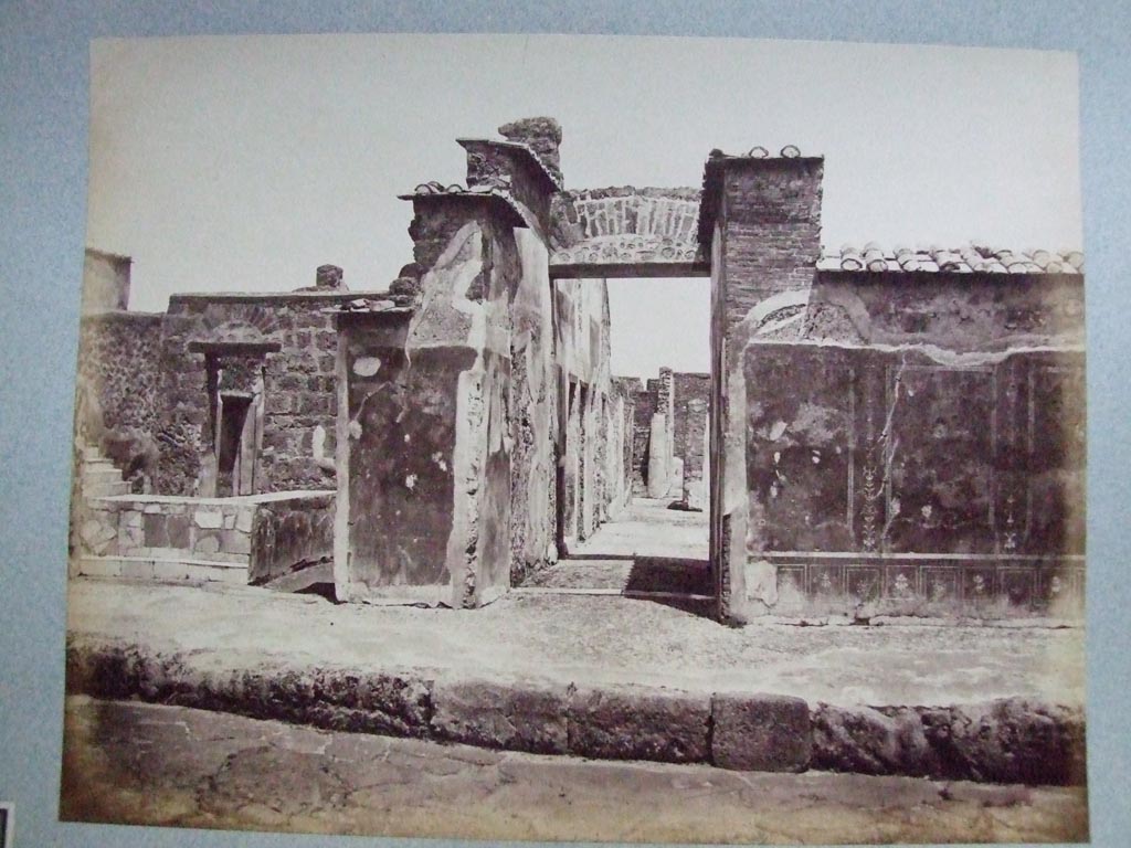 VI.10.2 Pompeii. Old photo showing plaster on outside walls (undated).
Courtesy of Society of Antiquaries (Fox Collection).