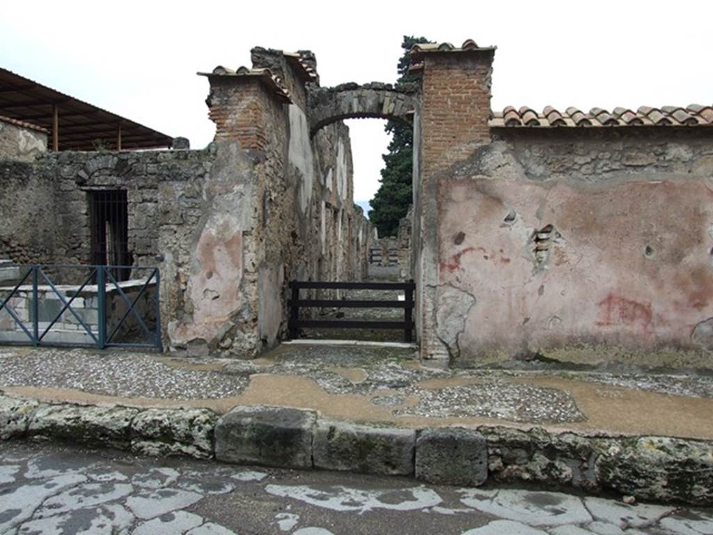 VI.10.2 Pompeii.  December 2006.  Plaster on outside walls.