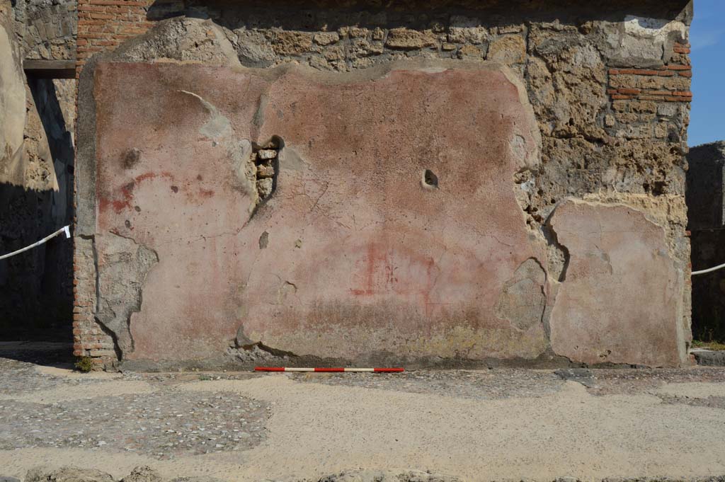 VI.10.2 Pompeii, October 2018. Looking east to remaining painted stucco on front façade. 
Foto Taylor Lauritsen, ERC Grant 681269 DÉCOR.