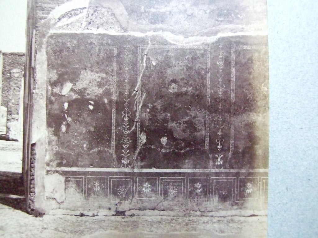 VI.10.2 Pompeii. Detail from old undated photo showing painted plaster on outside walls.
Courtesy of Society of Antiquaries (Fox Collection).