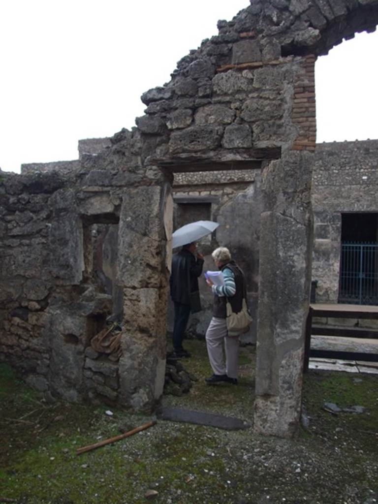 VI.10.2 Pompeii. March 2009. Doorway into cubiculum on south side of entrance, looking west. According to Bragantini, the west wall of the cubiculum would have been decorated with a black dado. In the centre of the west wall, but interrupted by a window, would have been a yellow central panel. The side panels would have been red. The floor was of cocciopesto, patterned with white stones.
See Bragantini, de Vos, Badoni, 1983. Pitture e Pavimenti di Pompei, Parte 2. Rome: ICCD. (p.230, cubiculo 3)