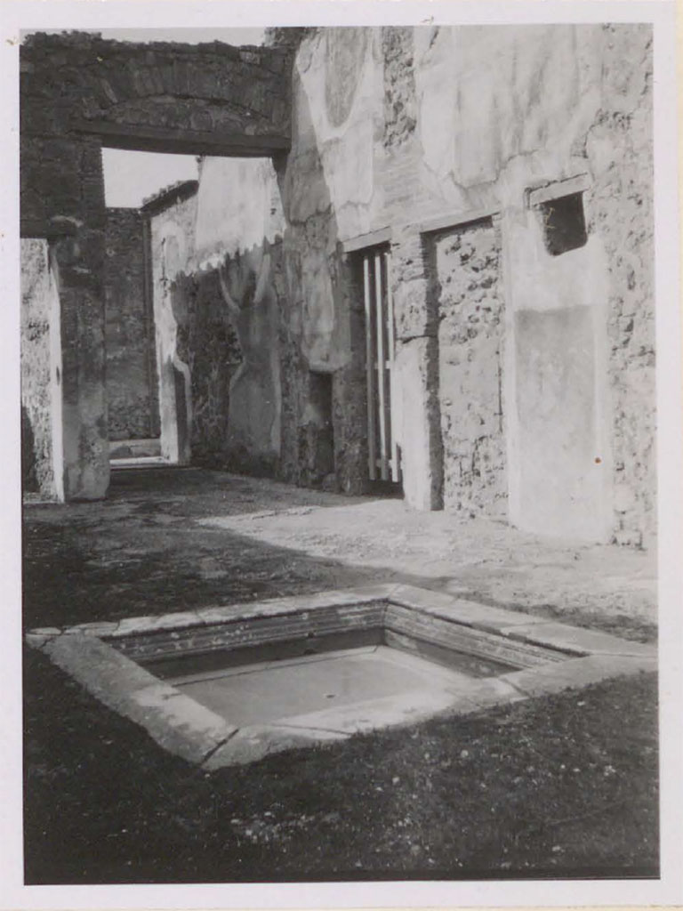 VI.10.2 Pompeii.Pre-1942. Looking west across impluvium in atrium towards north wall and entrance doorway.
See Warscher, T. 1942. Catalogo illustrato degli affreschi del Museo Nazionale di Napoli. Sala LXXIX. Vol.1. Rome, Swedish Institute.