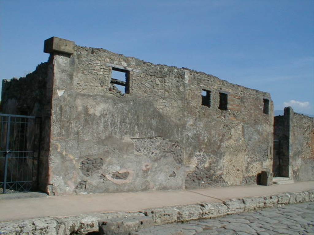 VI.10.6 and wall between to VI.10.7 on Via di Mercurio.  September 2004.