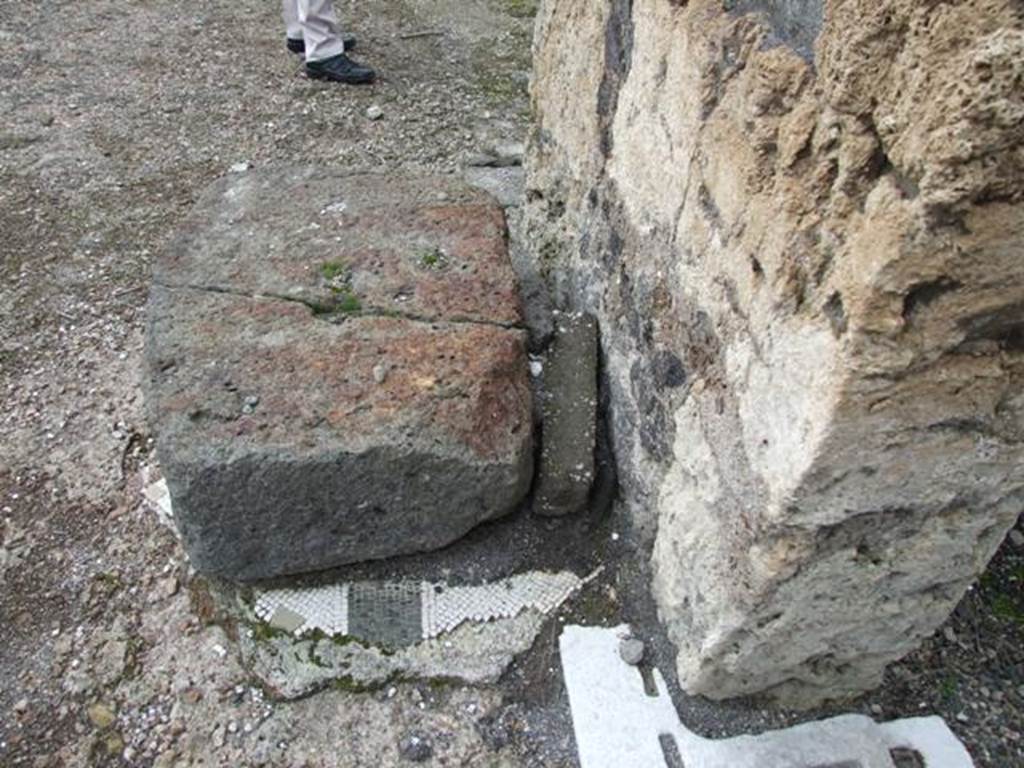 VI.10.7 Pompeii. March 2009. Room 1, large stone covering black and white mosaic floor remains, outside room 6 in atrium. Is this the base for an arca?  
See Eschebach, L., 1993. Gebäudeverzeichnis und Stadtplan der antiken Stadt Pompeji. Köln: Böhlau. (p.194).