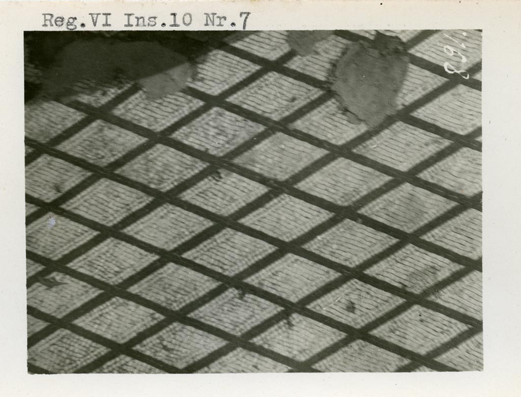 VI.10.7 Pompeii. Pre-1937-39. Room 11, black and white mosaic floor decorated with a net of diamonds pattern.
Photo courtesy of American Academy in Rome, Photographic Archive. Warsher collection no. 891.
