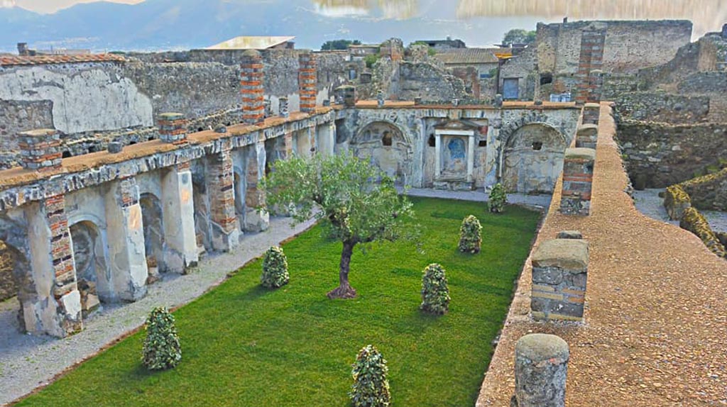 VI.10.7 Pompeii. 2017/2018/2019. 
Looking south-east across upper portico with garden area, below. Photo courtesy of Giuseppe Ciaramella