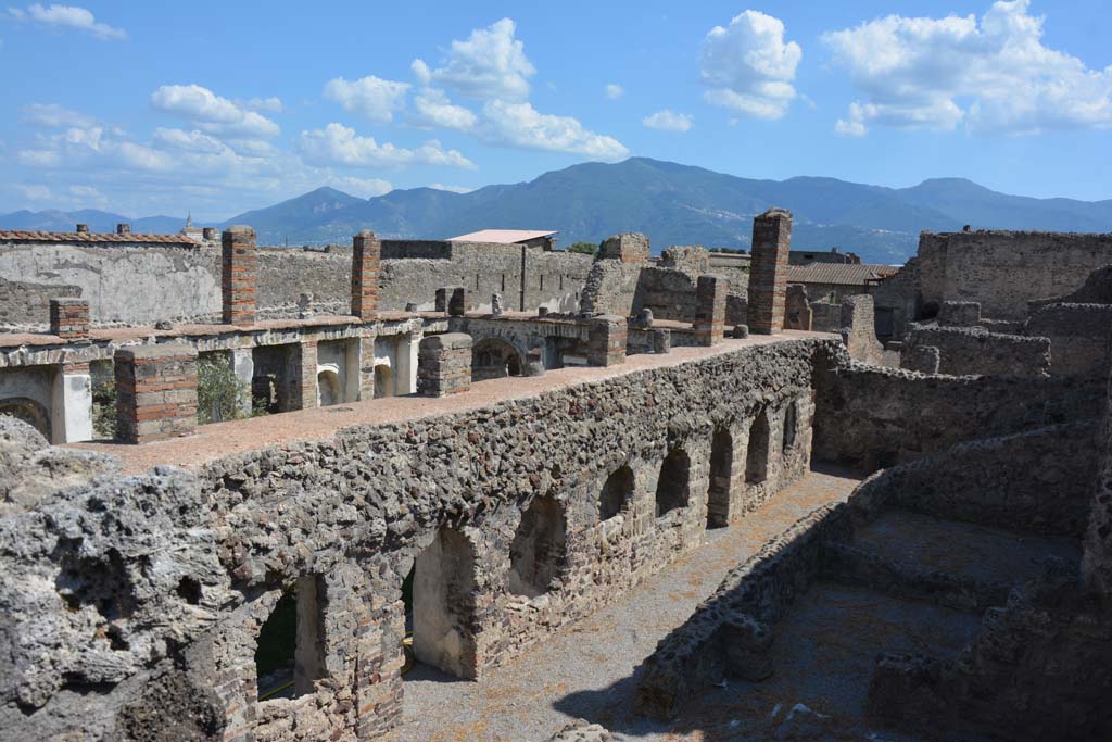 VI.10.7 Pompeii. September 2019. Upper portico, with rooms on lower area on west side of garden.
Foto Annette Haug, ERC Grant 681269 DÉCOR.