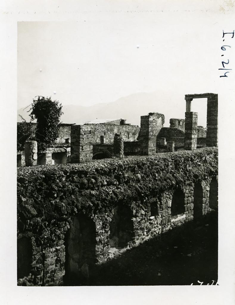 VI.10.7 Pompeii, (Not I.6.2/4). Pre-1937-39. Looking south-east towards the internal wall of the lower floor. 
Photo courtesy of American Academy in Rome, Photographic Archive. Warsher collection no. 1784a.