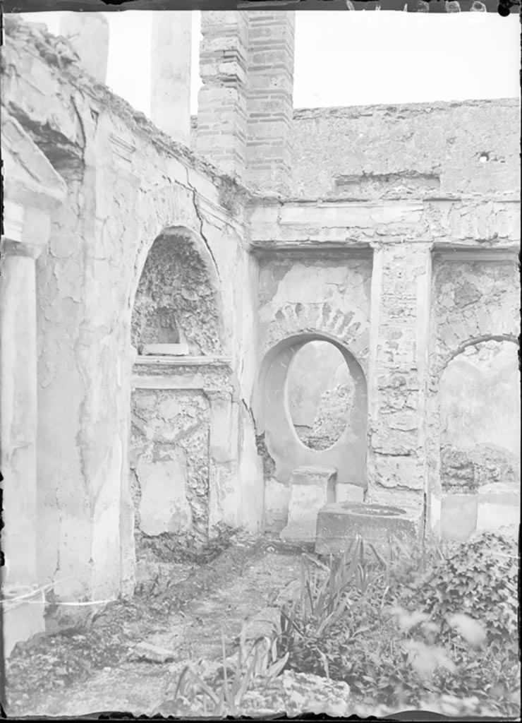 VI.10.7 Pompeii. W.1399. South-west corner of peristyle, and upper floor.
Photo by Tatiana Warscher. Photo © Deutsches Archäologisches Institut, Abteilung Rom, Arkiv.