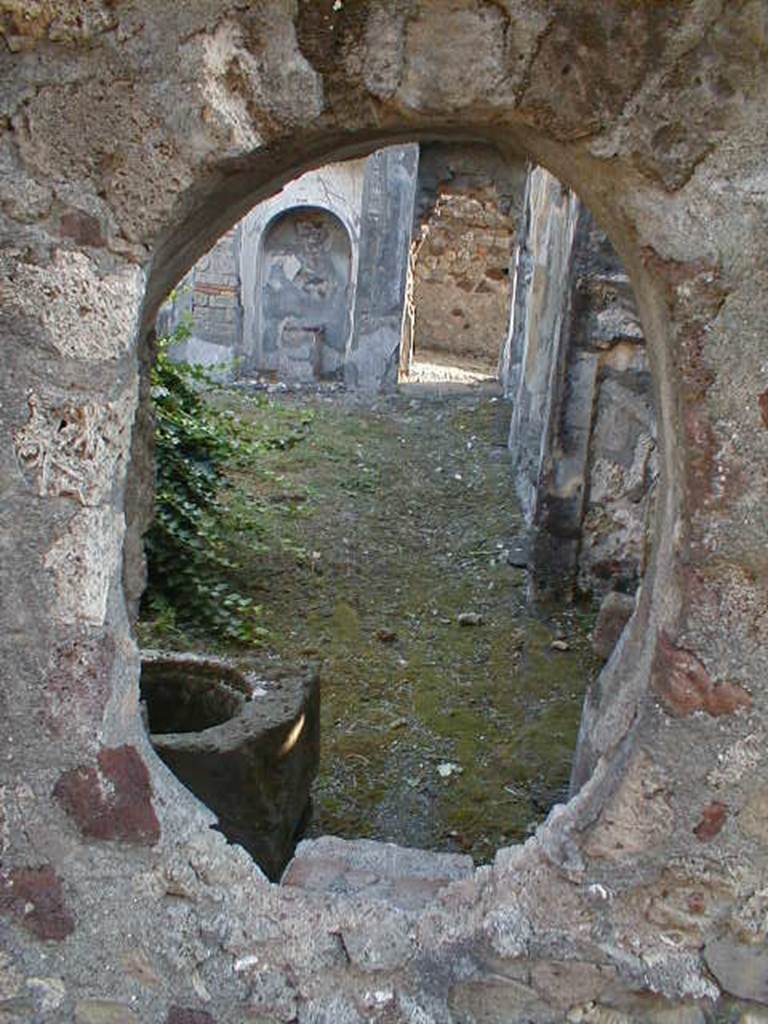 VI.10.7 Pompeii. September 2004. Room 15, west side of garden area.  
Looking through rear of arched recess 9 with cistern mouth at south end.