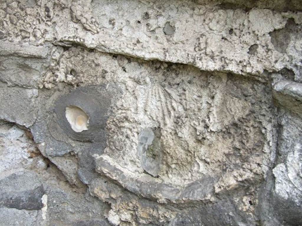 VI.10.7 Pompeii. March 2009. Room 15, south side of garden area.    
Stucco garland with other stucco decoration above, in apsed niche at east end.