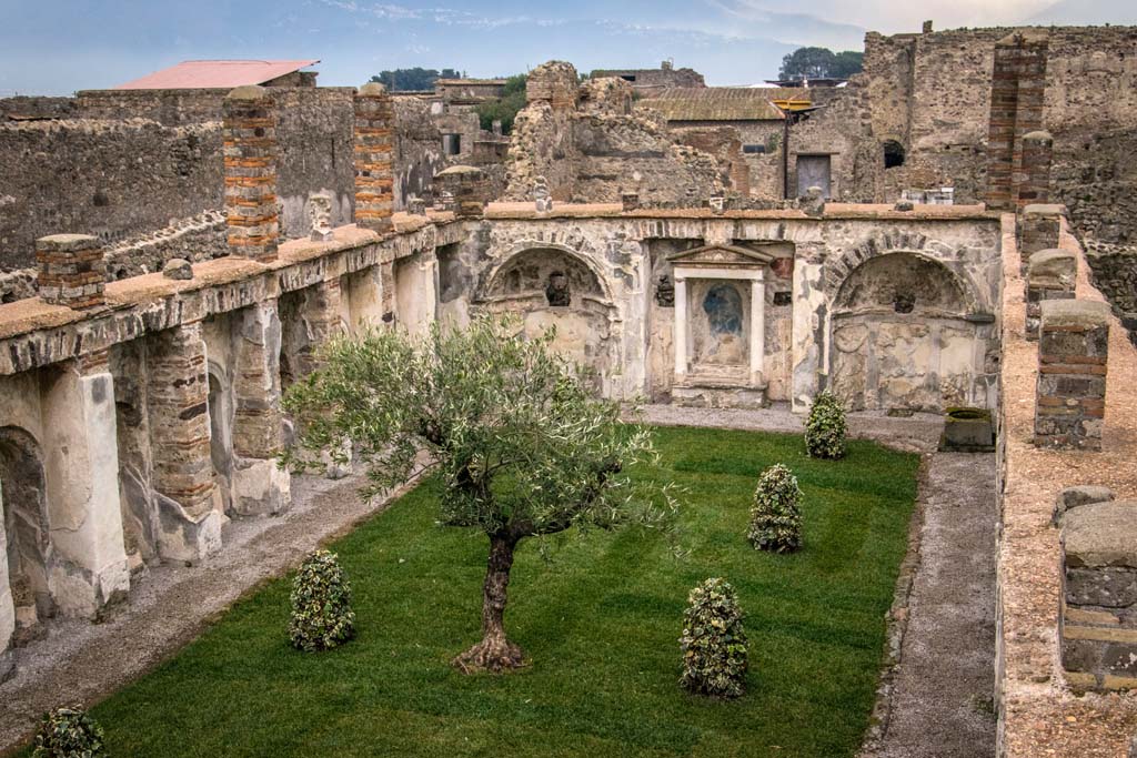 VI.10.7 Pompeii. January 2019. 
Room 15, looking towards south wall of garden area, and its upper floor portico. Photo courtesy of Johannes Eber.