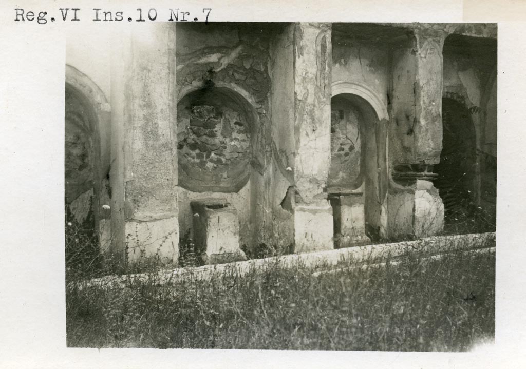 VI.10.7Pompeii. Pre-1937-1939. Room 15, east side of garden area.  
Photo courtesy of American Academy in Rome, Photographic Archive. Warsher collection no. 398b.