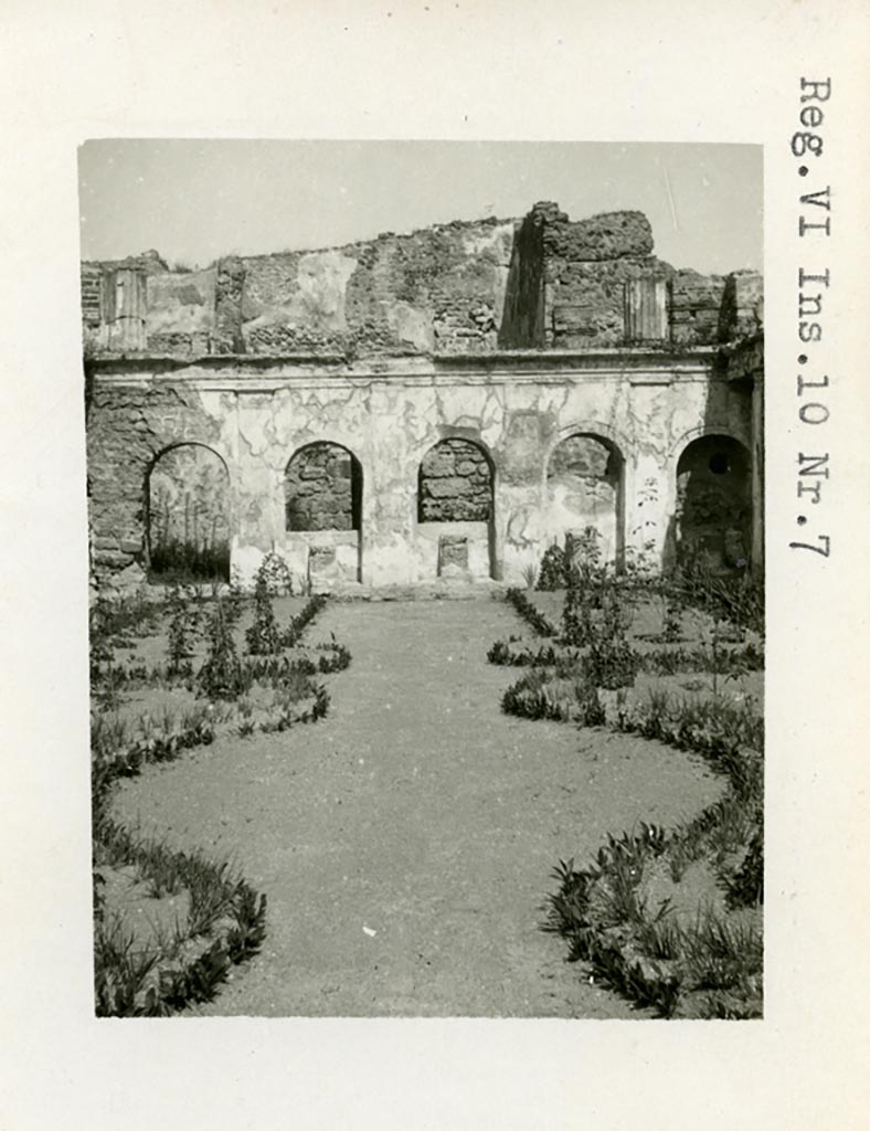 VI.10.7 Pompeii. Pre-1937-1939. Room 15, north side of garden area, and upper rooms. 
Photo courtesy of American Academy in Rome, Photographic Archive. Warsher collection no. 418.