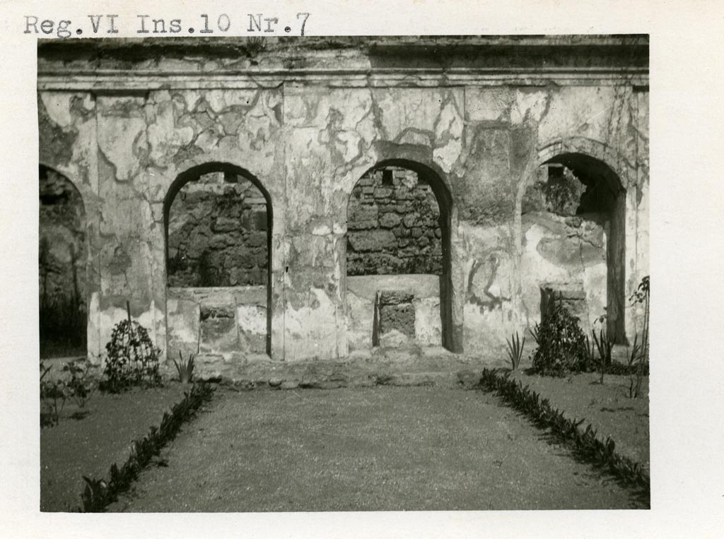 VI.10.7 Pompeii. Pre-1937-39. Room 15, north side of garden area.
Photo courtesy of American Academy in Rome, Photographic Archive. Warsher collection no. 479.