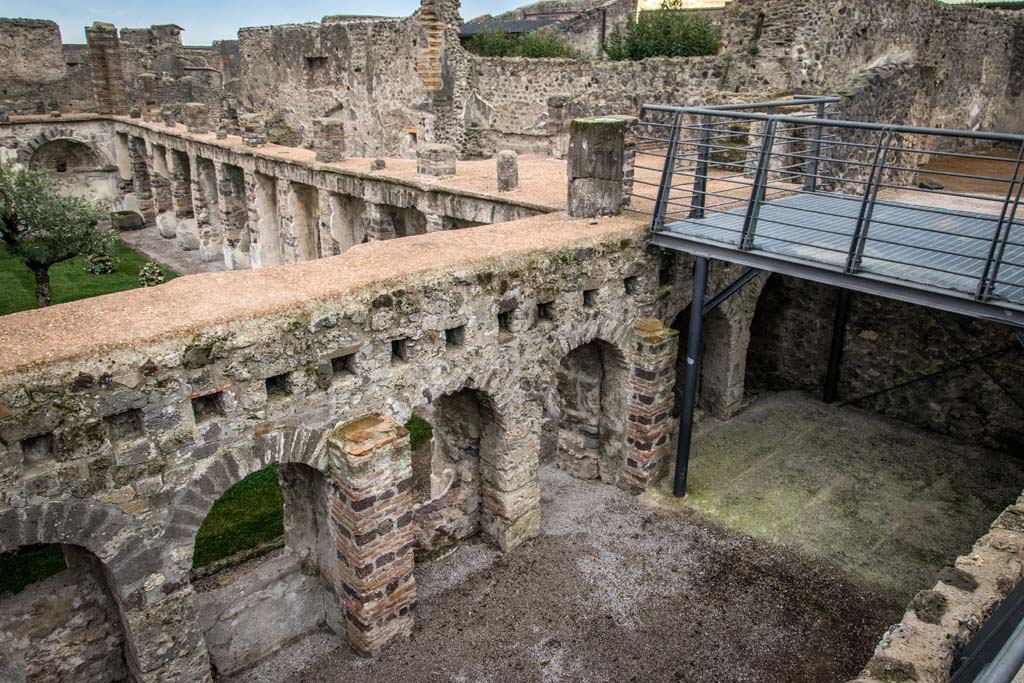 VI.10.7 Pompeii. January 2019. 
Looking towards north-west corner of the garden area on lower level, with tablinum and atrium, on right.
Photo courtesy of Johannes Eber.