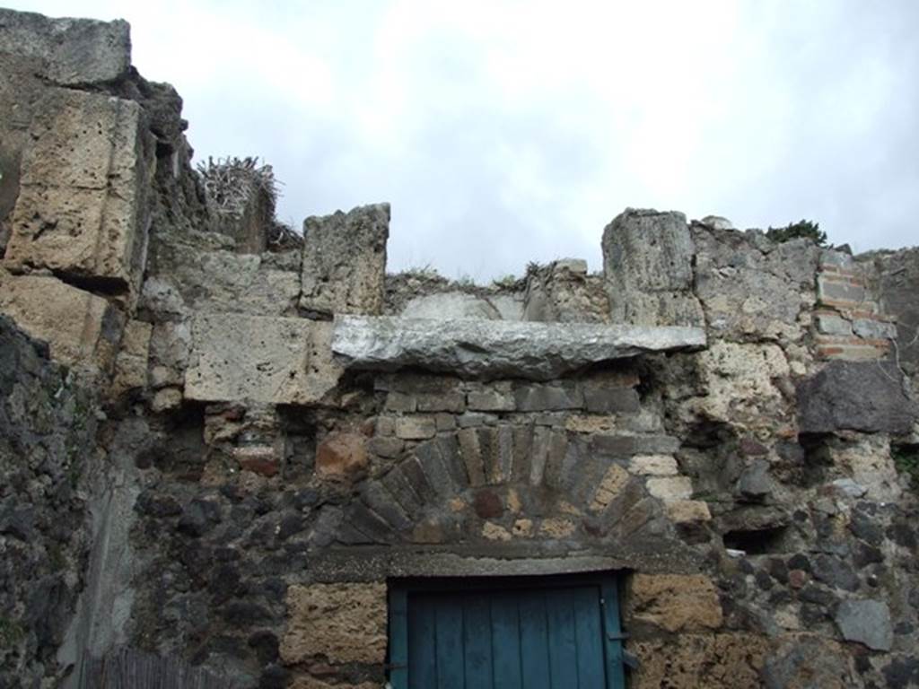 VI.10.7 Pompeii. March 2009. Room 16, lower level doorway in north wall and upper level door sill to room 9.