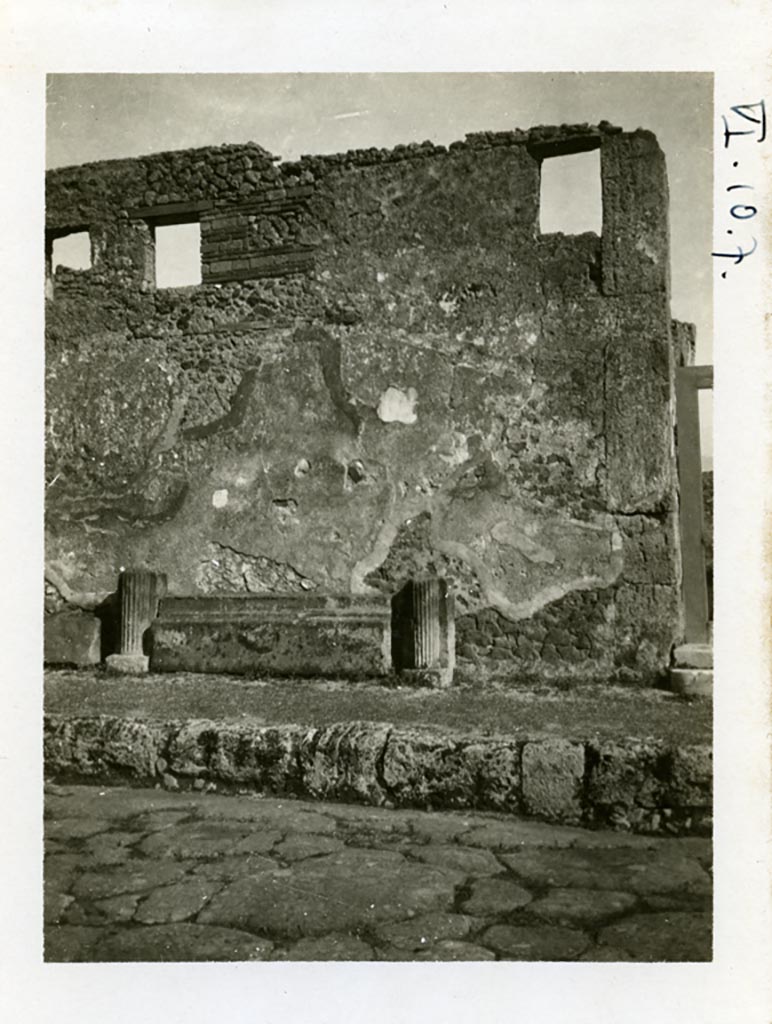 VI.10.7 Pompeii. Pre-1937-39. Looking east to exterior front facade on north side of entrance doorway.
Photo courtesy of American Academy in Rome, Photographic Archive. Warsher collection no. 1731.