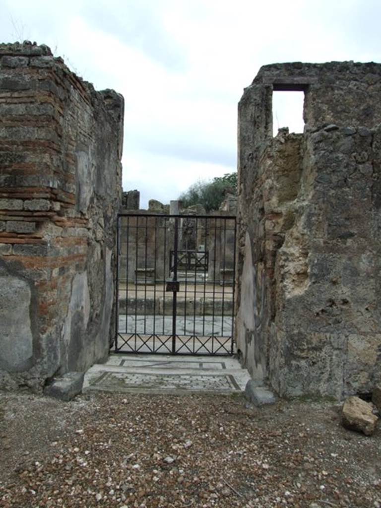 VI.10.7 Pompeii. March 2009. Room 1, atrium.  Looking west to Via di Mercurio through entrance fauces.