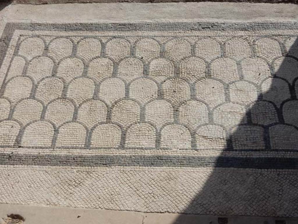 VI.10.7 Pompeii. May 2017. Room 1, mosaic in entrance doorway.  Photo courtesy of Buzz Ferebee.