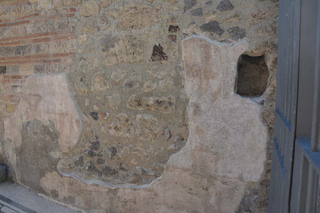 VI.10.7 Pompeii. July 2017. Room 1, south wall of entrance vestibule and fauces.
Foto Annette Haug, ERC Grant 681269 DÉCOR.