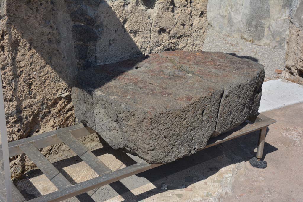 VI.10.7 Pompeii. September 2019. Room 1, the large lava stone base for the strongbox on the north side of the atrium.
Foto Annette Haug, ERC Grant 681269 DÉCOR.