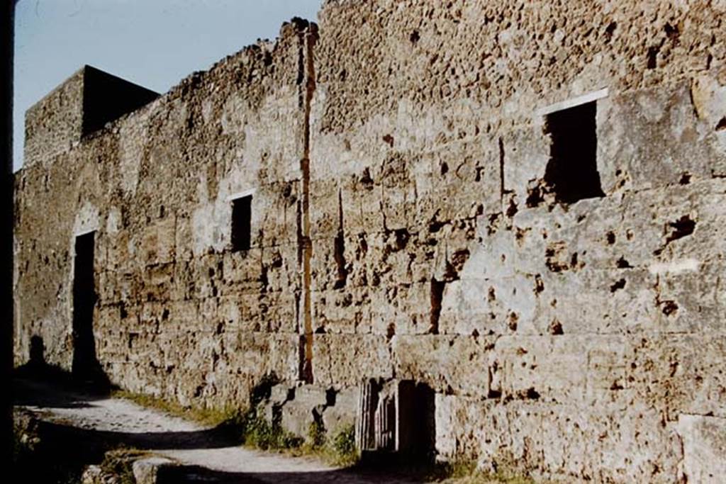 VI.10.9 Pompeii. 1959. Entrance doorway and windows in side façade, onto Via di Mercurio. 
Photo by Stanley A. Jashemski.
Source: The Wilhelmina and Stanley A. Jashemski archive in the University of Maryland Library, Special Collections (See collection page) and made available under the Creative Commons Attribution-Non Commercial License v.4. See Licence and use details.
J59f0234
