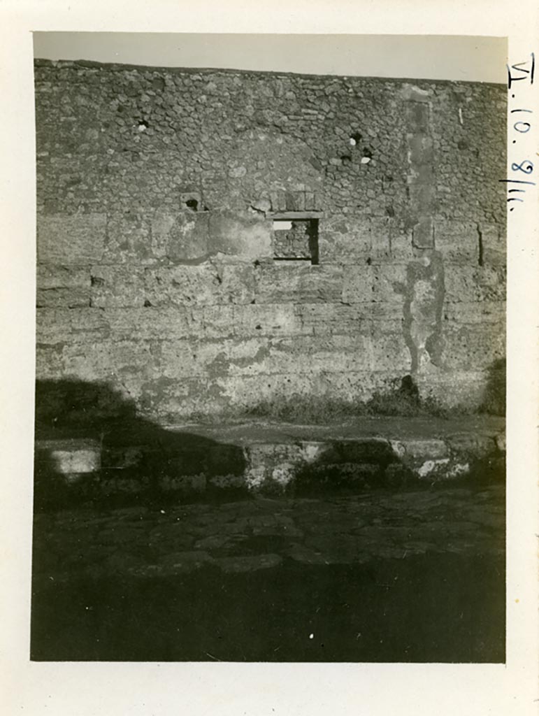 VI.10.9 Pompeii. Pre-1937-39. Window on east side of Via di Mercurio, south of entrance doorway.
Photo courtesy of American Academy in Rome, Photographic Archive. Warsher collection no. 1531.
