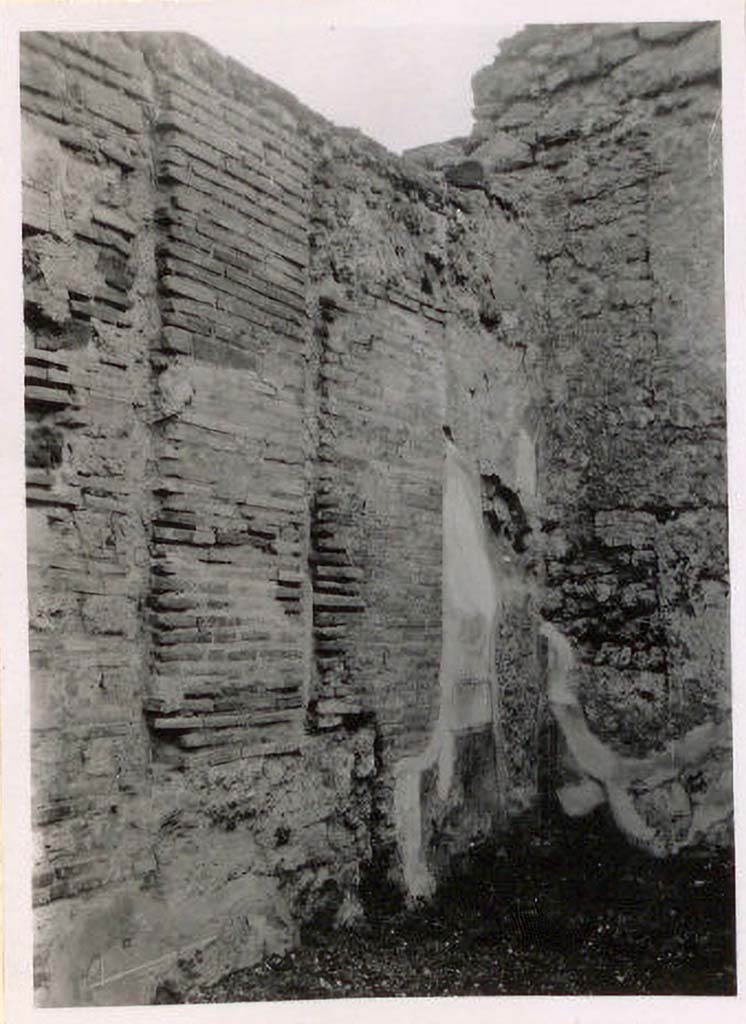 VI.10.11 Pompeii. Pre-1943. Room 6, north wall of ala. Photo by Tatiana Warscher.
See Warscher, T. Codex Topographicus Pompeianus, IX.1. (1943), Swedish Institute, Rome. (no.143a).