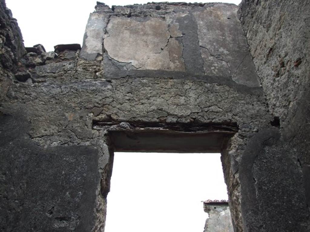 VI.10.11 Pompeii. March 2009. Room 11, east wall above doorway of cubiculum on west side of atrium.