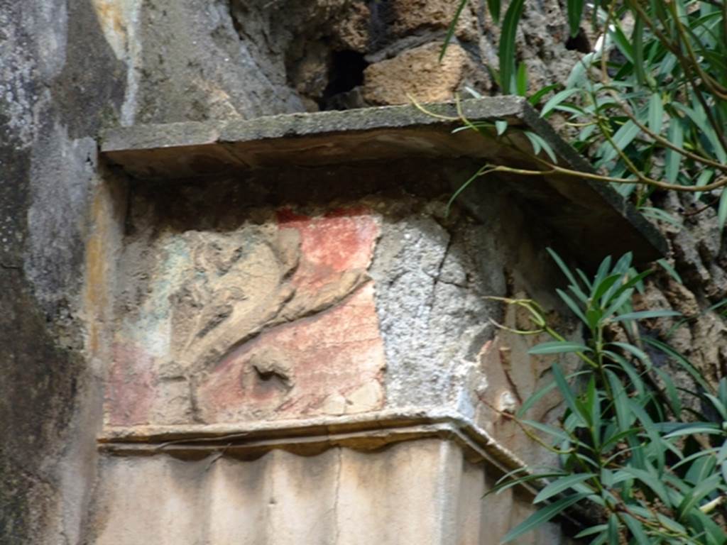 VI.10.11 Pompeii. March 2009. Room 17, stucco at top of square pillar on west wall of portico of garden.