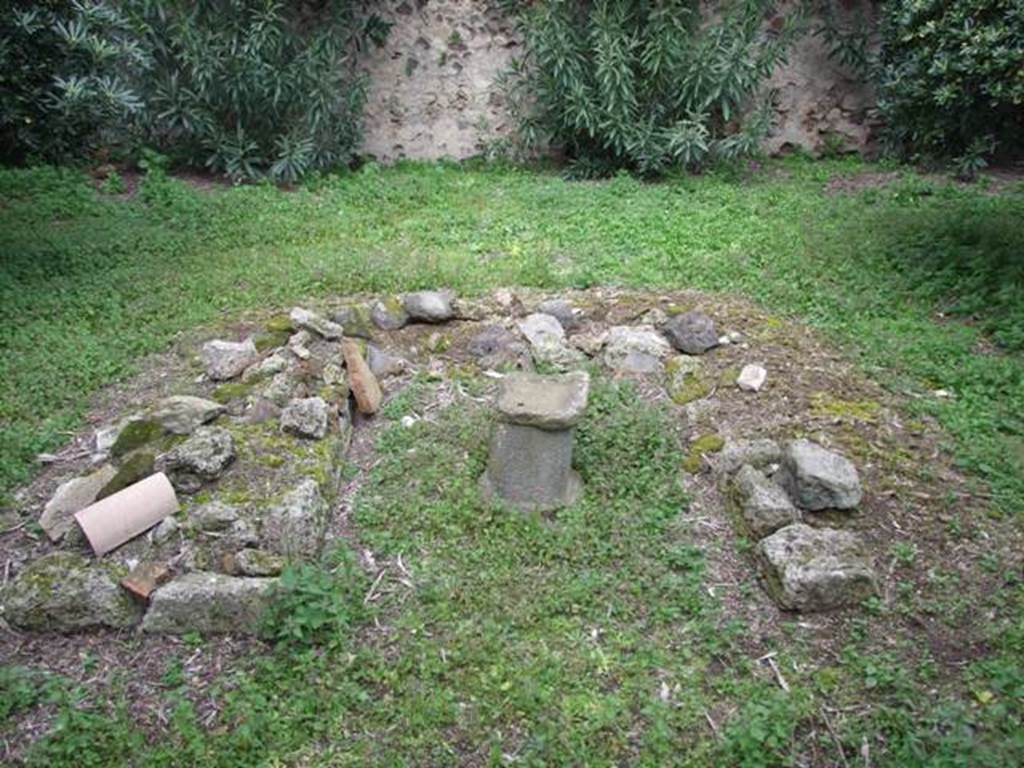 VI.10.11 Pompeii. March 2009. Room 17, remains of triclinium in centre of garden.  
According to Soprano –
“Ubicazione: giardino. L. medius, m.3.75; l. summus e l. imus, m.2.90; lato del fusto della mensa, m.0.25; lato delle cornici, m.0.37.
Bibliog. Fiorelli, op. C., p.114; Bonucci, op. C. P.142; Breton, op. C. P.295.
Il triclinio era situato al centro del giardino; dei letti, a piano inclinato, quelli laterali sono di eguale lunghezza; dell’intonaco non restano che poche tracce lungo le pareti interne.
La mensa, a forma di piccola ara, consta di un podio a sezione quadrata sagomato da cornici.”
See Soprano, P. (1950). I triclini all’aperto di Pompei. (In Pompeiana, raccolta di studi per il secondo centenario degli scavi di Pompei. Napoli, Gaetano Macchiaroli, Editore, P. 301, no.15).