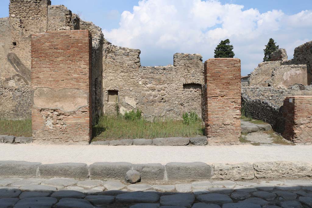 VI.10.13 Pompeii. December 2018. 
Looking north from Via della Fortuna towards entrance doorway, with VI.10.14, on right. Photo courtesy of Aude Durand.