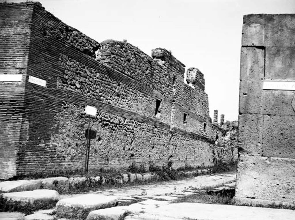 231102 Bestand-D-DAI-ROM-W.1116.jpg
VI.10.15 Pompeii. W.1116. Looking north along side wall on Vicolo del Fauno, with south-east corner of 6.10 on left.
Photo by Tatiana Warscher. With kind permission of DAI Rome, whose copyright it remains. 
See http://arachne.uni-koeln.de/item/marbilderbestand/231102 
