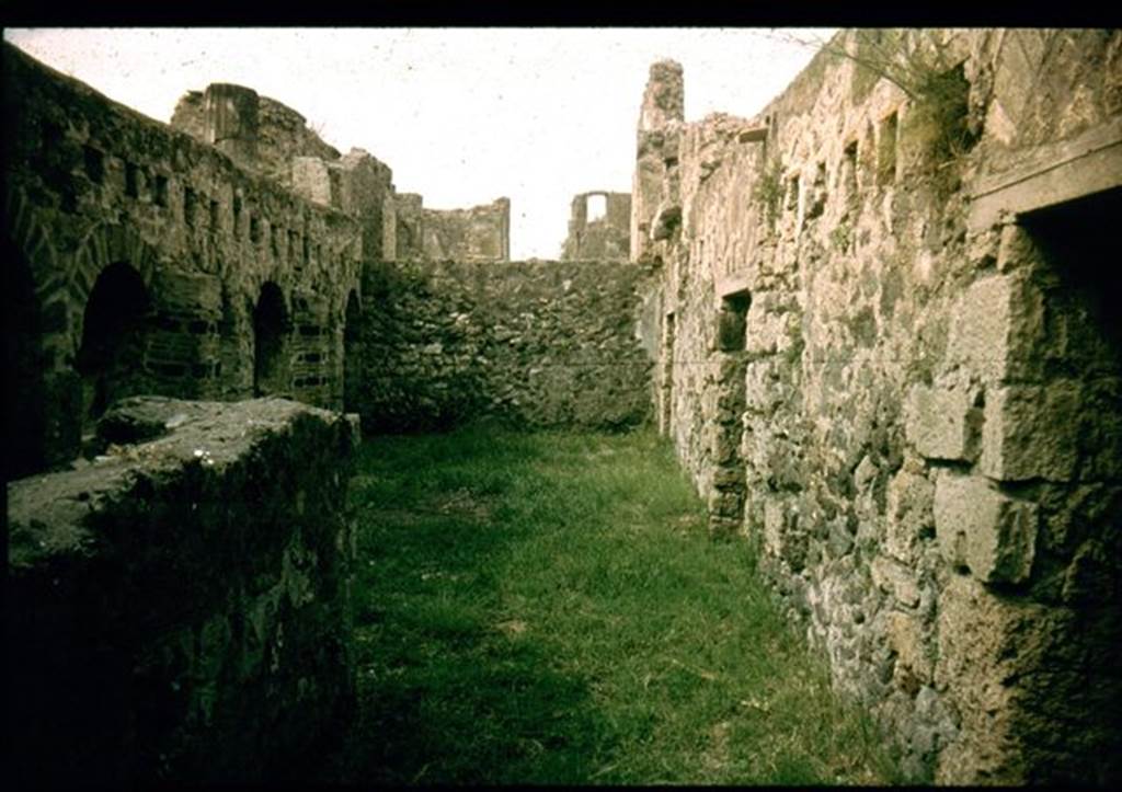 VI.10.16 Pompeii.  Looking west towards Tablinum on upper level.  Photographed 1970-79 by Günther Einhorn, picture courtesy of his son Ralf Einhorn.