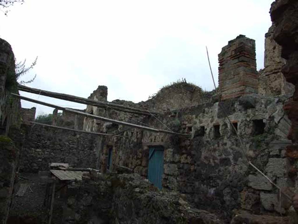VI.10.16 Pompeii. May 2010. Looking north-west to tablinum, entrance and upper rooms.
